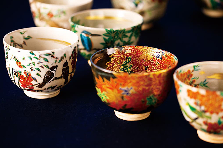 絵付けの茶碗が並ぶ作品展示