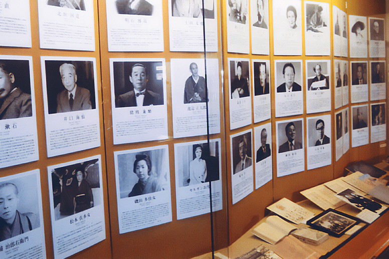 人物写真と資料が並ぶ展示