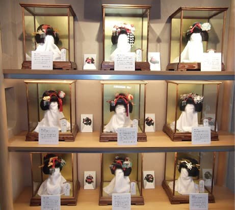 日本髪のかつらが並ぶ展示