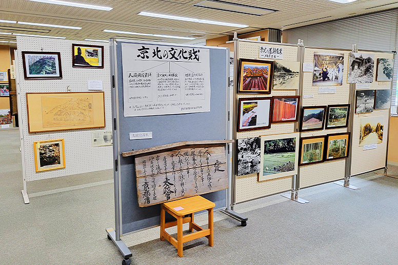 写真や資料が並ぶ展示