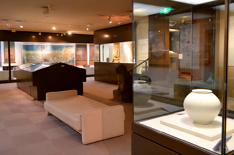 展示ケースが並ぶ展示室