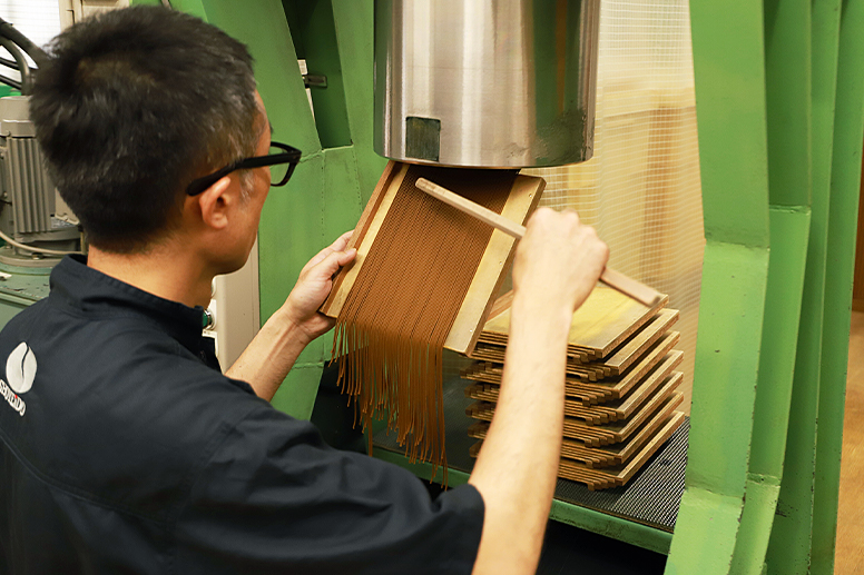 線香を束ねる作業