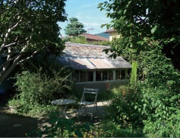 樹木に囲まれた庭の小屋