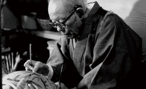 絵付けをする近藤悠三