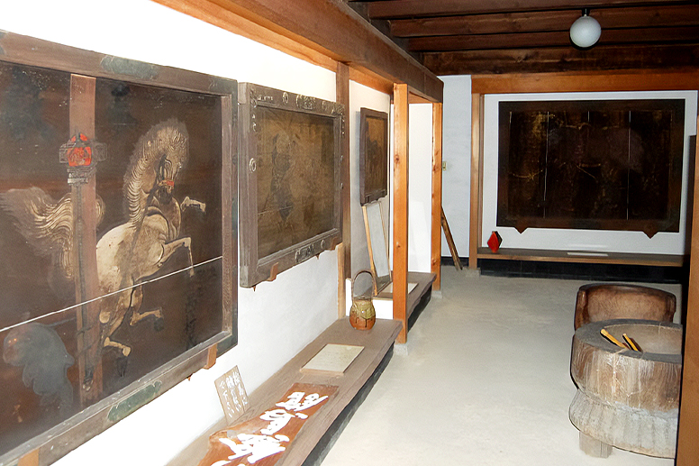 絵馬が並ぶ館内