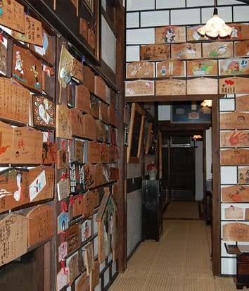 壁一面に絵馬が並ぶ通路