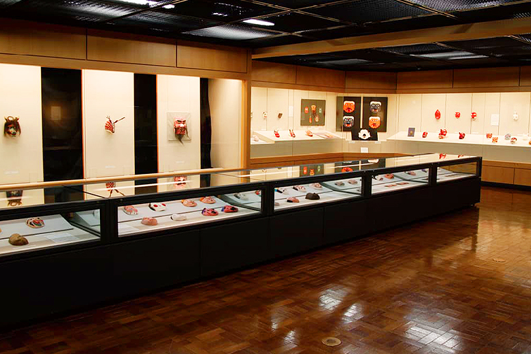 面作品が並ぶ展示室