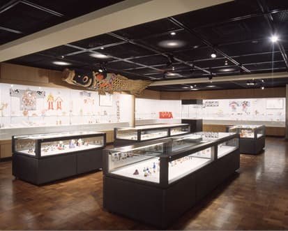 作品やガラスケースが並ぶ展示室