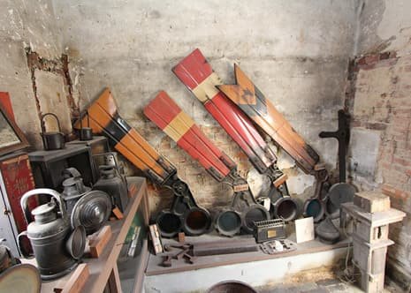 旗や道具が並ぶ展示