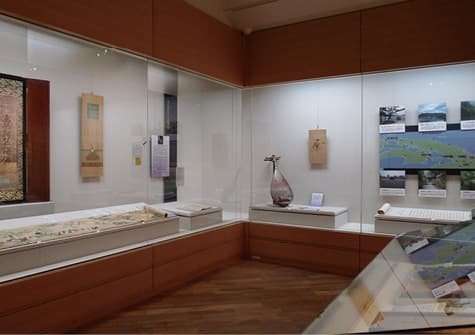 展示ケースが並ぶ館内