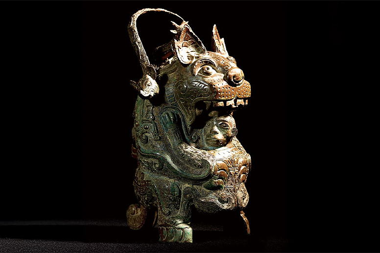 殷後期　酒器「虎卣（こゆう）」