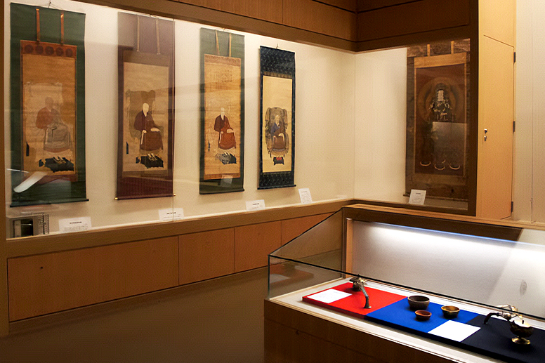 掛け軸が並ぶ展示室