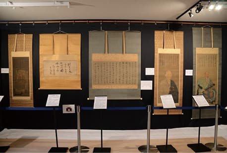 掛け軸が並ぶ展示室