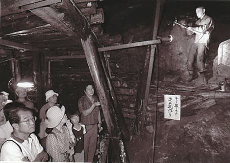 坑内見学の様子