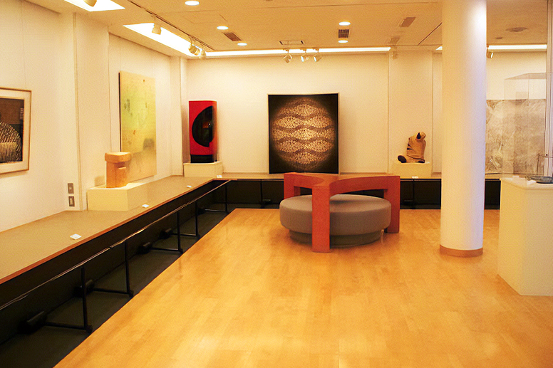 現代美術作品が並ぶ展示室