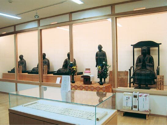 僧像が並ぶ展示室