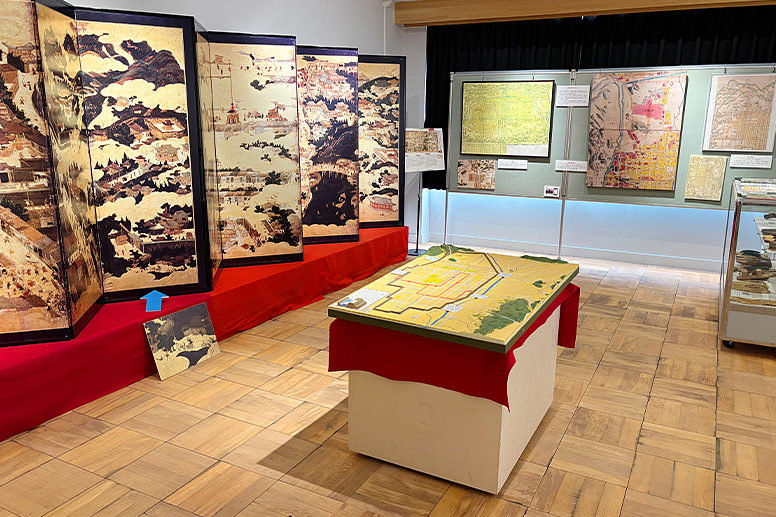 地図や屏風が並ぶ展示室