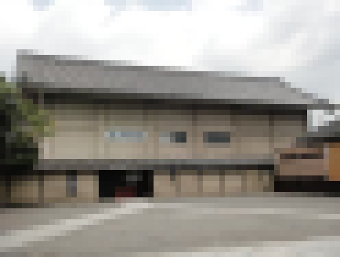 広場に面した建物外観