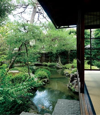 池のある庭を望む座敷