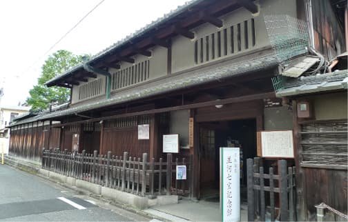 格子戸のある建物外観