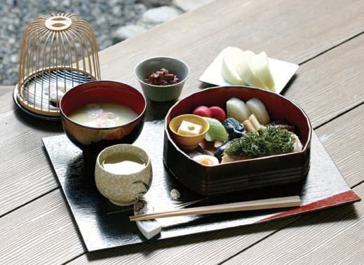 お膳に並んだ料理