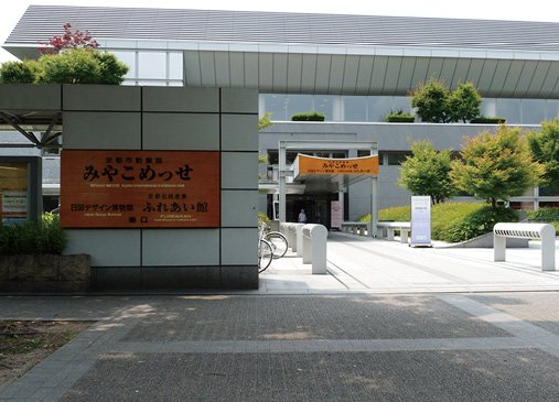 入口前の案内看板と建物
