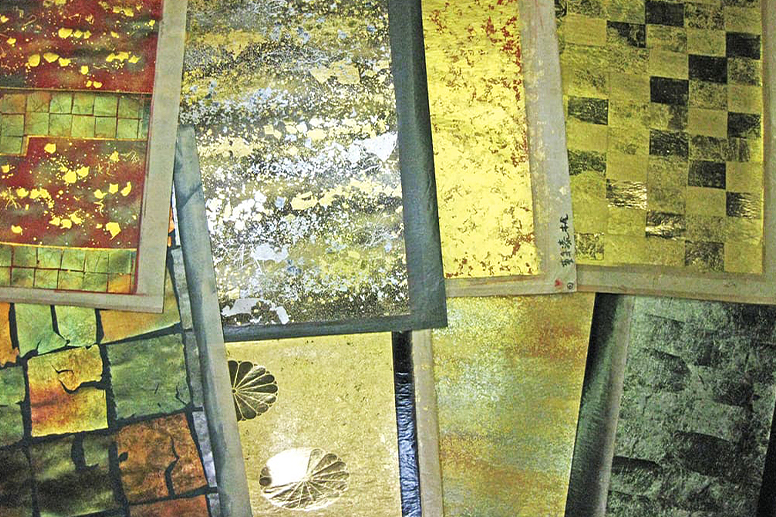 金色の箔見本が並ぶ展示