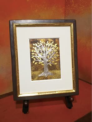 額に入った箔の絵