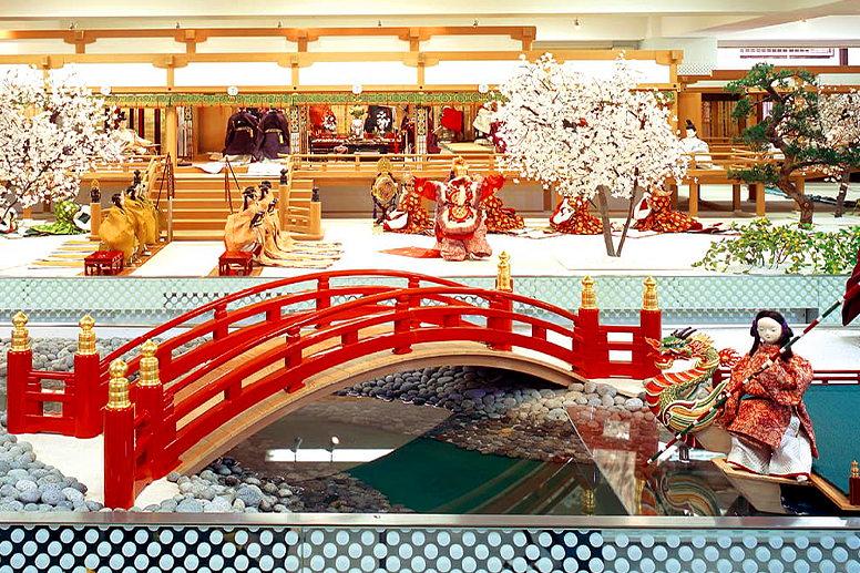 赤い橋と人形があるジオラマ展示