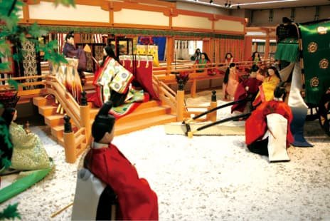 人形が並ぶ宮廷風の展示