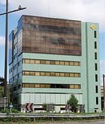 通りに面した建物外観