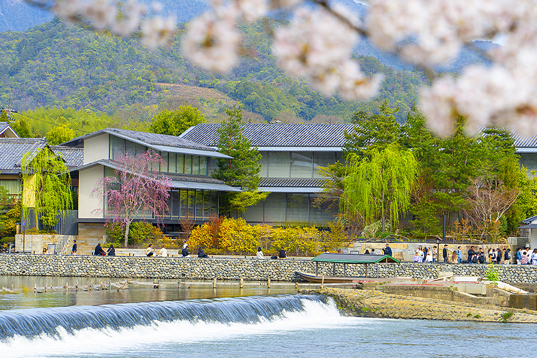 川沿いに建つ美術館外観