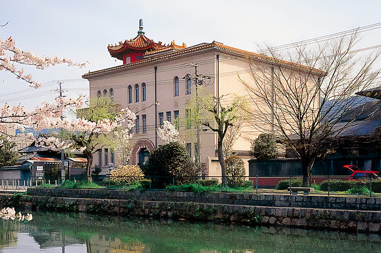 水辺に建つ洋風建築