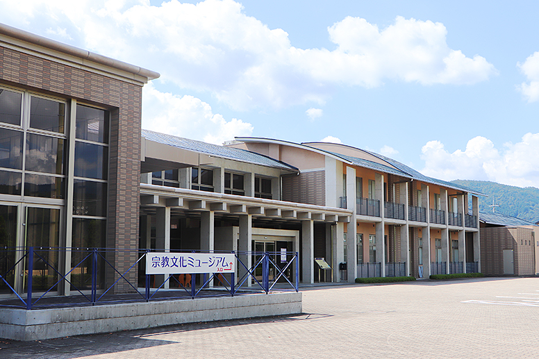 入口看板がある建物外観