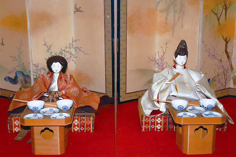 ひな人形が並ぶ展示