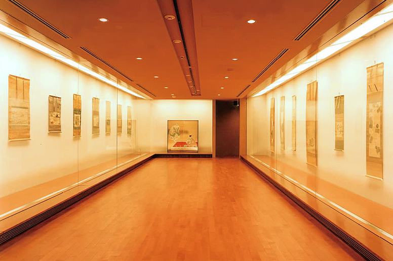 掛け軸が並ぶ展示室