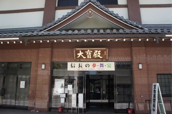 入口上に看板がある建物正面