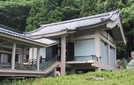 斜面の前に建つ建物外観