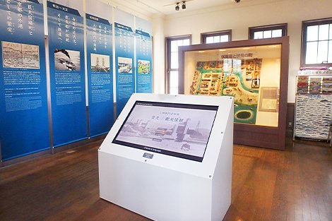 解説パネルと模型がある展示室