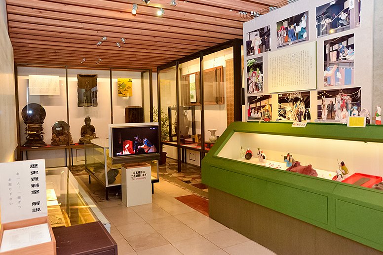 人形や資料が並ぶ展示室