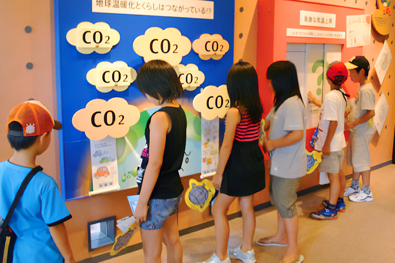 CO2の展示を見る子どもたち