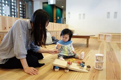 木のおもちゃで遊ぶ親子