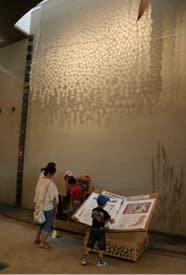 壁面展示を見る人達