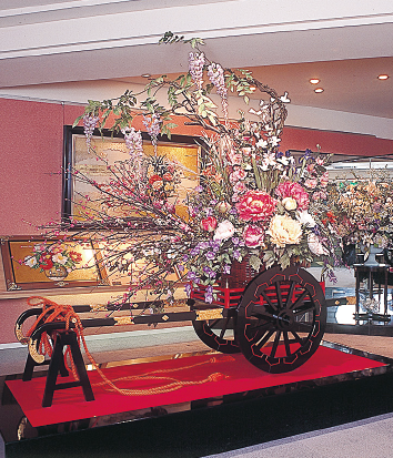 花が飾られた展示