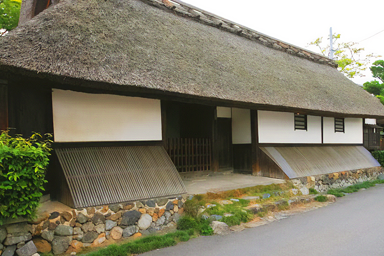 茅葺き屋根の15ｍある長屋門