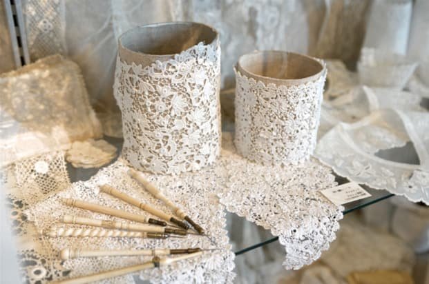 レース細工の小物とボビン