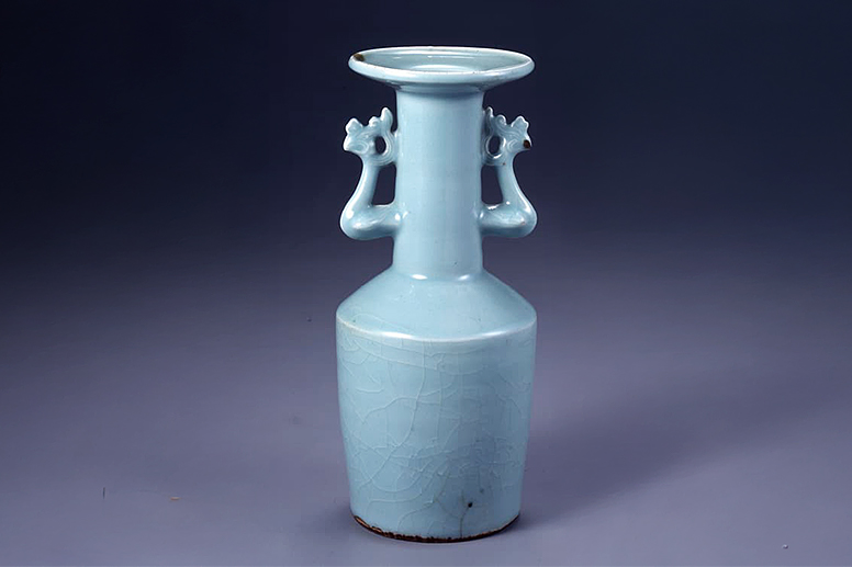 耳付きの青磁花瓶