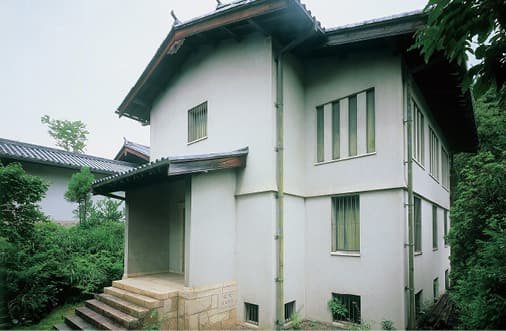 石段がある白い建物外観