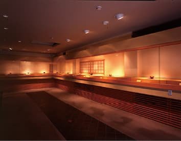 暖色の照明に照らされた展示室