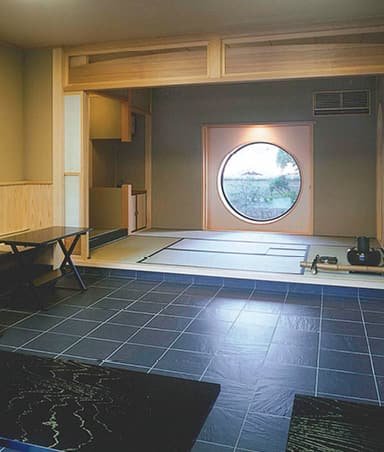 丸窓がある和室
